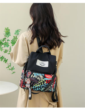 Mochila Floral Urbana, Estilo Urbano Feminino, Mochila com Estampa Floral, Design Contemporâneo, Mochila para Mulher Moderna, Praticidade com Estilo, Mochila Feminina Floral, Acessório Urbano, Moda Contemporânea, Floral na Cidade, Mochila para o Dia a Dia, Estampa Floral Moderna, Acessório Versátil, Beleza Urbana, Mochila para Mulher Ativa, Design Floral Urbano, Mochila para Ambiente Urbano, Praticidade com Elegância, Toque de Natureza na Cidade, Mochila Fashion Floral.