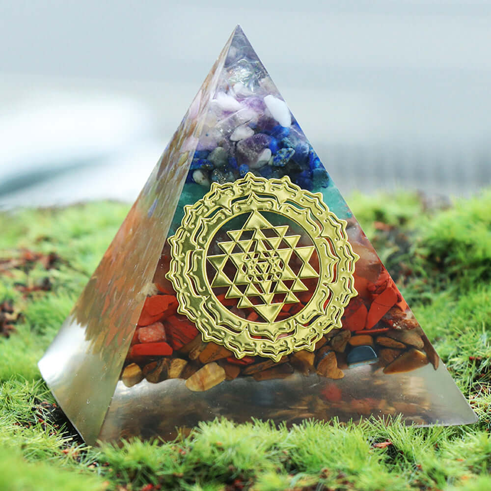 Pirâmide Orgonite, 7 Chakras, Pedras Naturais, Energia Positiva, Decoração Espiritual, Equilíbrio Energético, Símbolo de Ascensão, Orgonite Artesanal, Purificação de Energia, Ametista, Lápis Lazuli, Aventurina Verde, Jaspe Vermelho, Olho de Tigre, Terapia de Energia, Design Espiritual, Bem-Estar Holístico, Transformação Positiva, Energia Vital, Meditação Equilibrada.