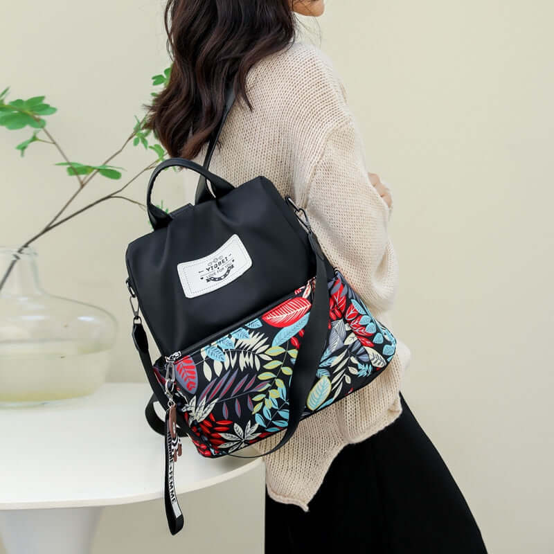 Mochila Floral Urbana, Estilo Urbano Feminino, Mochila com Estampa Floral, Design Contemporâneo, Mochila para Mulher Moderna, Praticidade com Estilo, Mochila Feminina Floral, Acessório Urbano, Moda Contemporânea, Floral na Cidade, Mochila para o Dia a Dia, Estampa Floral Moderna, Acessório Versátil, Beleza Urbana, Mochila para Mulher Ativa, Design Floral Urbano, Mochila para Ambiente Urbano, Praticidade com Elegância, Toque de Natureza na Cidade, Mochila Fashion Floral.