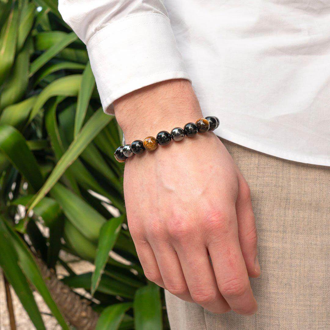 Pulseira Tríplice Guardiã, Obsidiana, Olho de Tigre, Hematita, Pedras Naturais, Proteção Energética, Clareza Mental, Equilíbrio Emocional, Energia Positiva, Litoterapia, Acessório de Proteção, Magia Negra, Estabilidade Mental, Fortalecimento, Vitalidade, Jóia de Energia, Terapia com Pedras, Pulseira Ajustável, Amuleto de Proteção, Energia Natural.