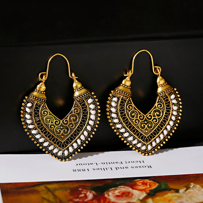 Brinco dourado com design boho, pingente feminino, ideal para looks alternativos
