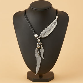 Colar de penas estilo boêmio que representa ascensão espiritual, purificação de energias e expressão autêntica