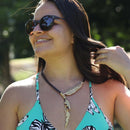 Colar de penas estilo boêmio que representa ascensão espiritual, purificação de energias e expressão autêntica