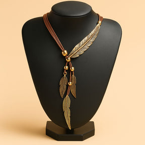 Colar étnico feminino de penas com folheado em ouro, símbolo de liberdade, proteção espiritual e conexão com o divino