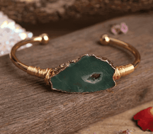 bracelete pedras naturais, energia positiva, equilíbrio, bem-estar, joia energética, ametista, cristal branco, fluorita verde, pulseira ajustável, beleza e bem-estar, acessório terapêutico, estilo e harmonia, moda consciente, energias positivas no pulso, equilíbrio emocional, vitalidade diária, amuleto de proteção, estilo consciente, energia vibrante, presente significativo.