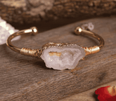 bracelete pedras naturais, energia positiva, equilíbrio, bem-estar, joia energética, ametista, cristal branco, fluorita verde, pulseira ajustável, beleza e bem-estar, acessório terapêutico, estilo e harmonia, moda consciente, energias positivas no pulso, equilíbrio emocional, vitalidade diária, amuleto de proteção, estilo consciente, energia vibrante, presente significativo.