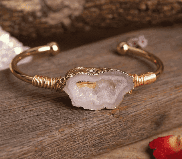 bracelete pedras naturais, energia positiva, equilíbrio, bem-estar, joia energética, ametista, cristal branco, fluorita verde, pulseira ajustável, beleza e bem-estar, acessório terapêutico, estilo e harmonia, moda consciente, energias positivas no pulso, equilíbrio emocional, vitalidade diária, amuleto de proteção, estilo consciente, energia vibrante, presente significativo.