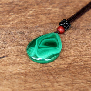 Colar de Pedra Natural, Malaquita, Joia Terapêutica, Cristais Curativos, Proteção Radiativa, Equilíbrio Emocional, Estilo Natural, Energia Positiva, Malaquita Jewelry, Cura Holística, Acessório Consciente, Cristais Energizantes, Bijuteria Natural, Presente Ecológico, Moda Cristalina, Colecionável Mineral, Bem-Estar Natural, Cristaloterapia, Shop Online, Jóia Energética