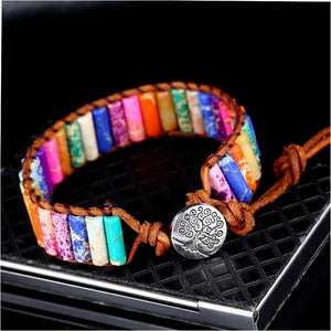 Um Bracelete Alinhamento dos 7 chakras de pedras Naturais é uma peça de que apresenta pedras naturais coloridas, representando cada um dos sete principais chakras do corpo humano. A pulseira ajuda a equilibrar e alinhar a energia dos chakras, resultando em benefícios físicos, emocionais e espirituais para quem a usa. Compre já a sua e receba gratuitamente em sua casa parcelando em até 12x.