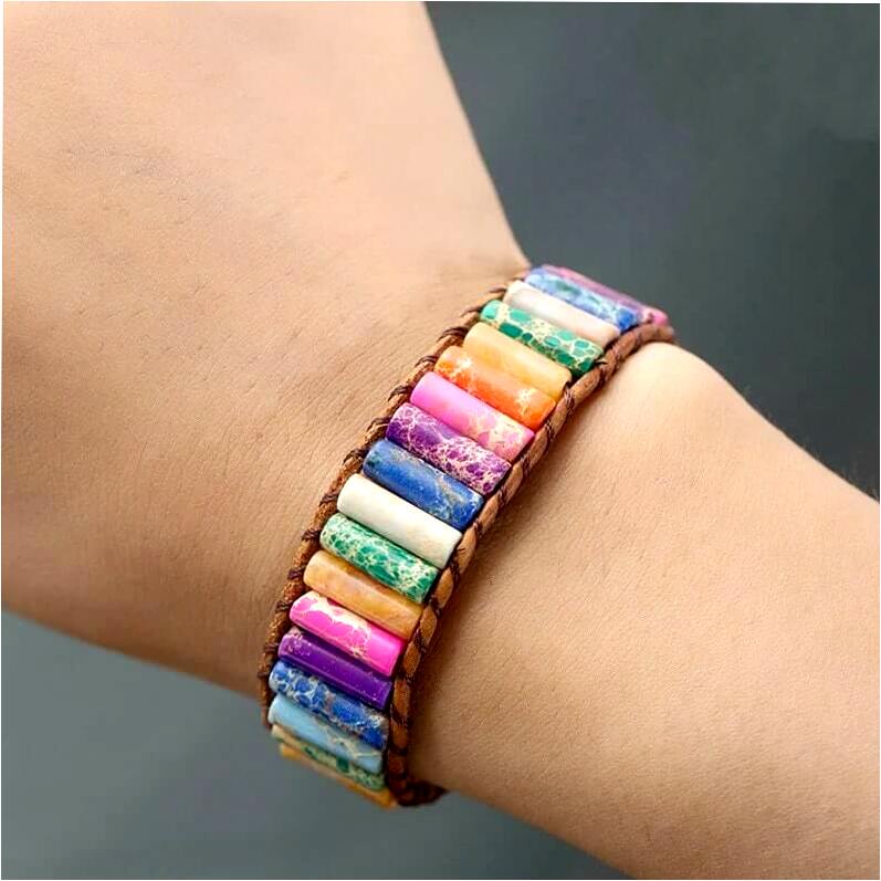 Um Bracelete Alinhamento dos 7 chakras de pedras Naturais é uma peça de que apresenta pedras naturais coloridas, representando cada um dos sete principais chakras do corpo humano. A pulseira ajuda a equilibrar e alinhar a energia dos chakras, resultando em benefícios físicos, emocionais e espirituais para quem a usa. Compre já a sua e receba gratuitamente em sua casa parcelando em até 12x.